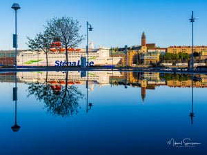 Spegling av Stena Danica och Masthuggskyrkan, Göteborg