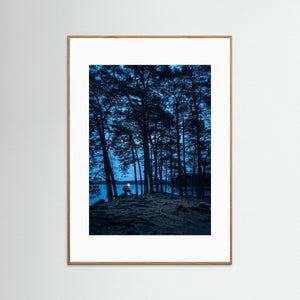 Stora Delsjön Göteborg – Gryning i Skog med Pannlampa | Fine Art Print