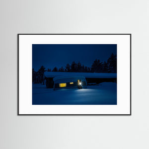 Vinternatt i Storsätern – Husvagn i snölandskap | Fine Art Print