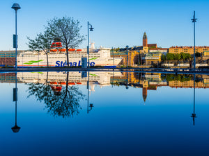 Stena Danica och Masthuggskyrkan i kvällsljus | Canvas Göteborg