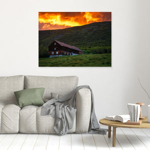 Solnedgång över gård vid Oppdal, Trøndelag – Norge | Canvas