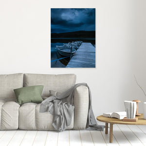 Båtar vid brygga i skymning – Burusjön Idre | CANVAS