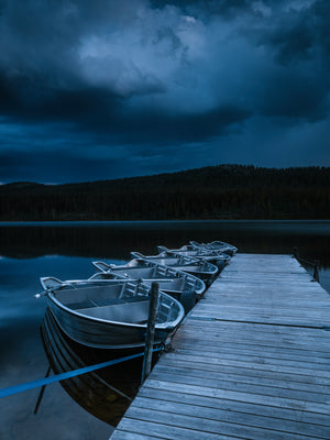 Båtar vid brygga i skymning – Burusjön Idre | CANVAS