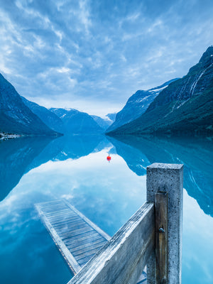 Lovatnet spegling i glaciärsjö