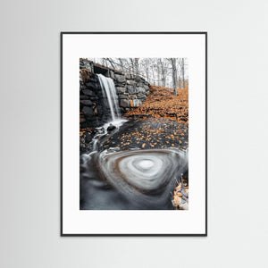 Litet vattenfall i Svejserdalen – höst i Mölndal | Fine Art Print