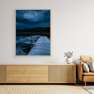 Båtar vid brygga i skymning – Burusjön Idre | CANVAS
