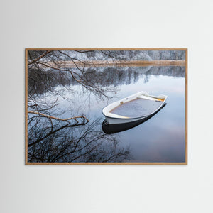 Båt i vinterlandskap Mölndal – Fotokonst från Ståloppet | Fine Art Print