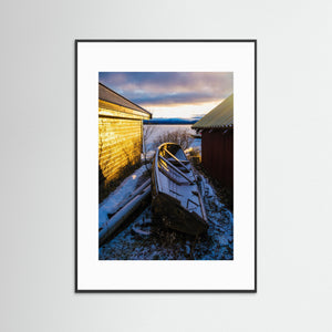 Upplagd träbåt vid Ånnsjön i Jämtland – fjällmotiv | Fine Art Print
