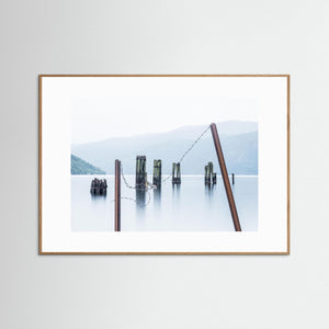 Bryggpålar i Tinnsjøen – Telemark, Norge | Fine Art Print