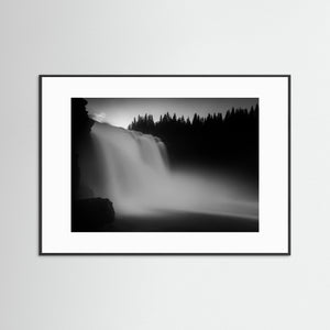 Tännforsen i svartvitt – Dramatiskt vattenfall vid Åre | Fine Art Print