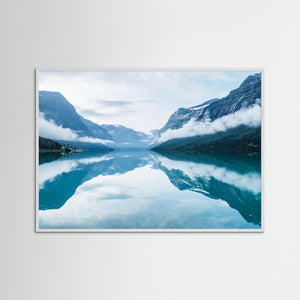 Lovatnet – Spegelblank fjällsjö i Stryn, Norge | Panorama Fine Art Print