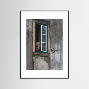 Äldre kvinna i fönster Lissabon – Gatufoto med känsla | Fine Art Print