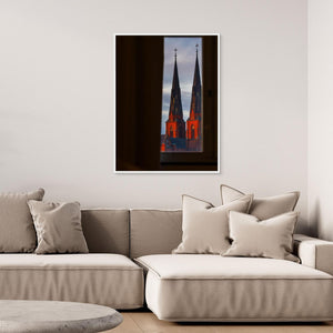 Gryning genom fönstret – Uppsala domkyrka | Canvas