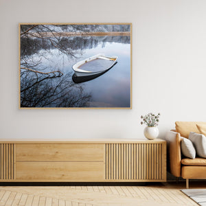 Båt i vinterlandskap Mölndal – Fotokonst från Ståloppet | Canvas