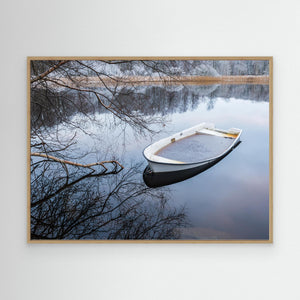 Båt i vinterlandskap Mölndal – Fotokonst från Ståloppet | Canvas