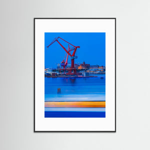 Älvsnabben passerar varvskranarna – Göteborg i blå timmen | Fine Art Print