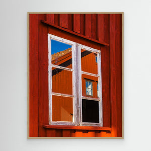 Rött hus och spegling i fönster – Mollösund, Bohuslän | Canvas