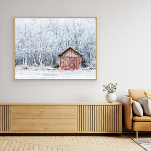 Rött båthus vid Ångardsvatnet – frostig morgon i Norge | Canvas