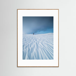 Skidåkare i vinterfjäll vid Valdalsfjellet – Norge | Fine Art Print