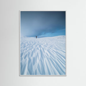 Skidåkare i vinterfjäll vid Valdalsfjellet – Norge | Fine Art Print