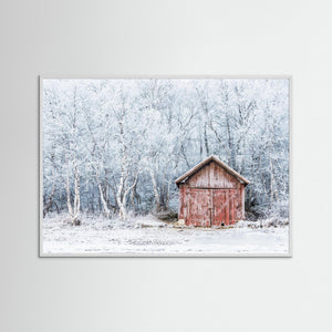 Rött båthus vid Ångardsvatnet – frostig morgon i Norge | Fine Art Print