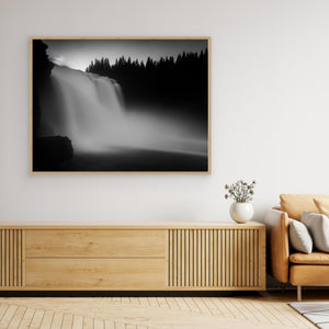 Tännforsen i svartvitt – Dramatiskt vattenfall vid Åre | Canvas