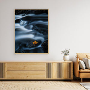 Ett löv i strömmen – Mölndalsån, Kvarnberget | Canvas