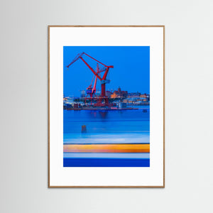 Älvsnabben passerar varvskranarna – Göteborg i blå timmen | Fine Art Print