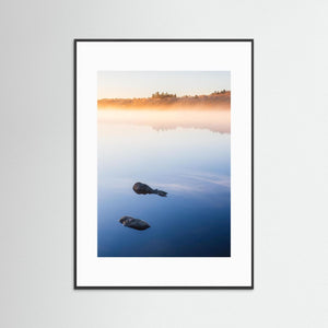 Rådasjön i Dimma – Minimalistisk Natur | Fine Art Print