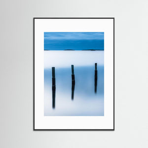Särö Kungsbacka – Minimalistiskt Hav med Stolpar | Fine Art Print