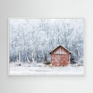 Rött båthus vid Ångardsvatnet – frostig morgon i Norge | Canvas