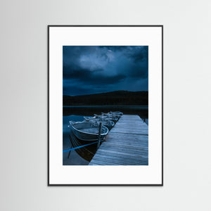 Båtar vid brygga i skymning – Burusjön Idre | Fine Art Print