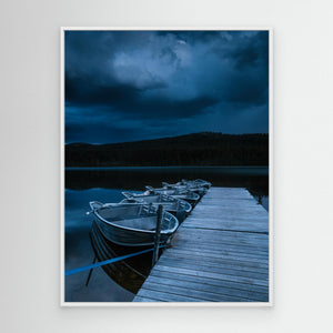 Båtar vid brygga i skymning – Burusjön Idre | CANVAS