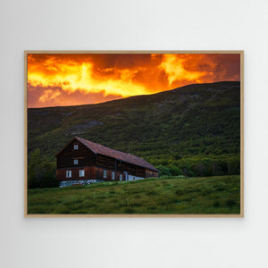 Solnedgång över gård vid Oppdal, Trøndelag – Norge | Canvas