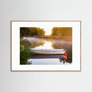 Morgon vid Landvettersjön – båt i dimma | Fine Art Print
