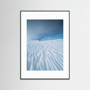 Skidåkare i vinterfjäll vid Valdalsfjellet – Norge | Fine Art Print