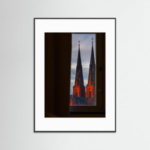 Gryning genom fönstret – Uppsala domkyrka | Fine Art Print