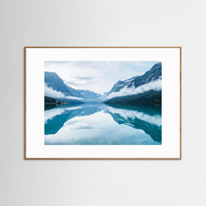 Lovatnet – Spegelblank fjällsjö i Stryn, Norge | Panorama Fine Art Print