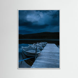Båtar vid brygga i skymning – Burusjön Idre | Fine Art Print