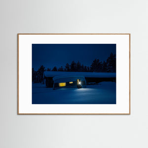 Vinternatt i Storsätern – Husvagn i snölandskap | Fine Art Print