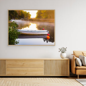 Morgon vid Landvettersjön – båt i dimma | Canvas