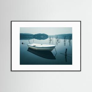Båt i morgondimma – Stensjön, Mölndal | Fine Art Print