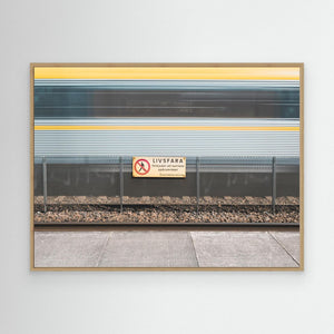 Livsfara och rörelse – Västtåg i Gamlestaden, Göteborg | Canvas