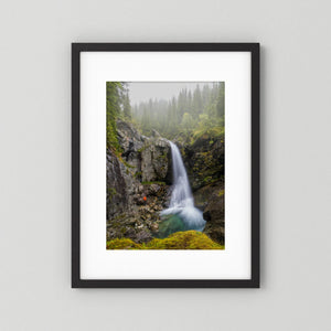 I regnets skugga – Trøymsånefossen, Hemsedal | Fine Art Print