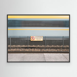 Livsfara och rörelse – Västtåg i Gamlestaden, Göteborg | Canvas