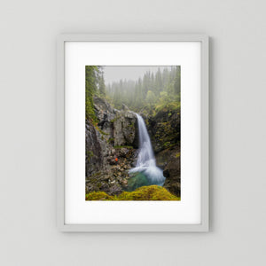 I regnets skugga – Trøymsånefossen, Hemsedal | Fine Art Print