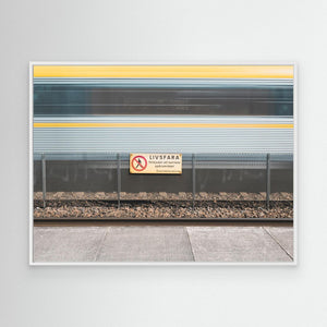 Livsfara och rörelse – Västtåg i Gamlestaden, Göteborg | Canvas