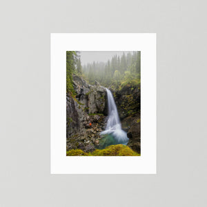 I regnets skugga – Trøymsånefossen, Hemsedal | Fine Art Print