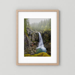 I regnets skugga – Trøymsånefossen, Hemsedal | Fine Art Print