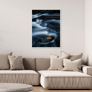 Ett löv i strömmen – Mölndalsån, Kvarnberget | Canvas